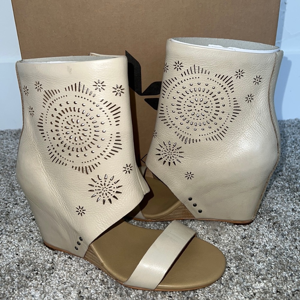 NIB KOOLABURRA WOMEN'S PERONE LASER WEDGE SANDALS STONE WHITE